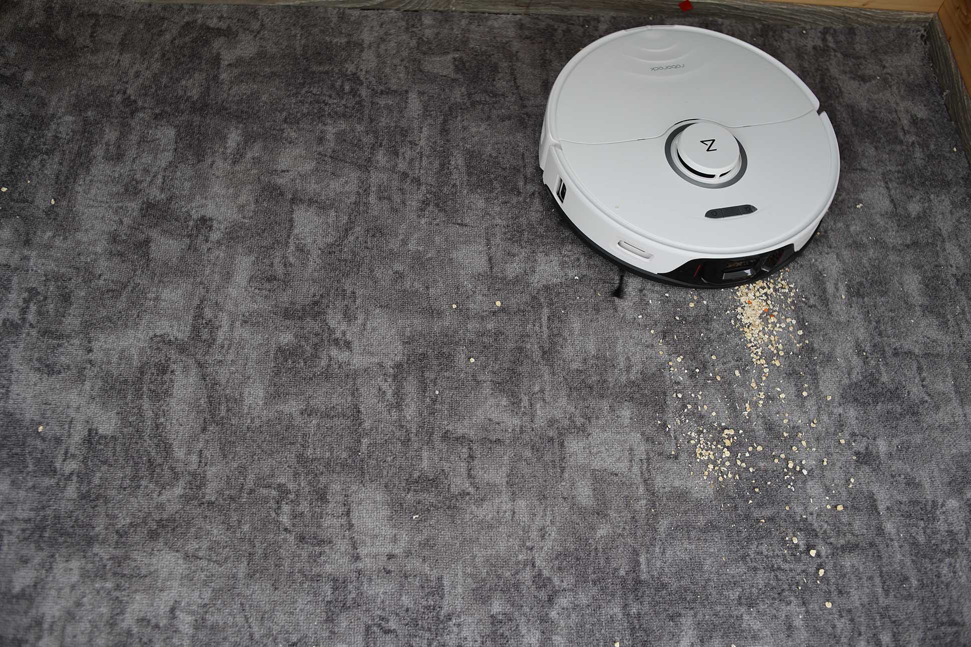 Roborock S8 Pro Ultra убирает овсянку на ковре во время теста на всасывание.